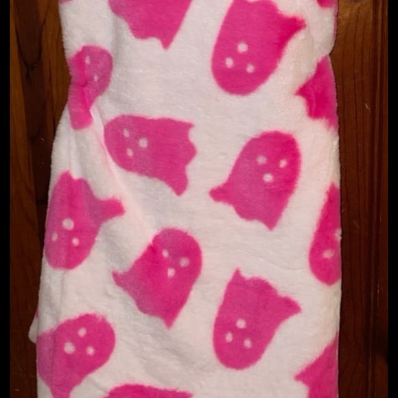 NWT STOREHOUSE Neon Hot Pink Boo Ghost Plush Fur Throw Viral Blanket Halloween - Picture 4 of 4